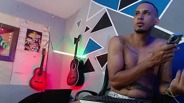 Snapshot of MagnusFrost chatting on October 30, 2025, 7:47 pm MagnusFrost online show from October 30, 2025, 7:47 pm