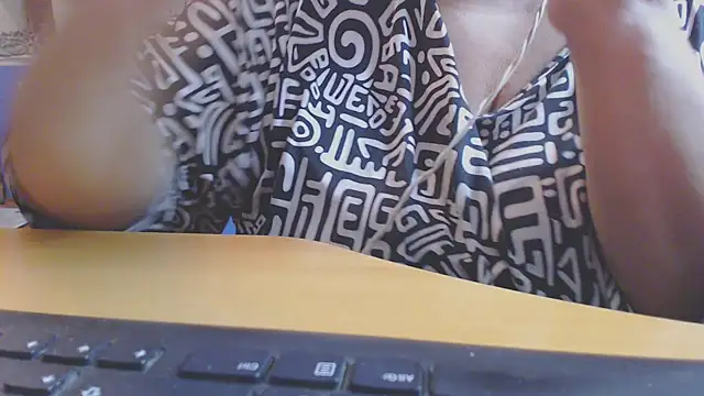 Snapshot of bbwxxx70 chatting on September 30, 2025, 4:06 am bbwxxx70 online show from September 30, 2025, 4:06 am