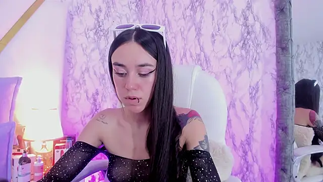 Athziry  online show from December 11, 2024, 1:15 am