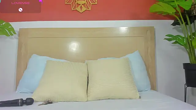 lili cardenas  online show from April 1, 2026, 2:34 am