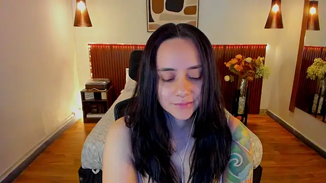 Snapshot of KatherineBond chatting on May 16, 2026, 8:18 pm KatherineBond online show from May 16, 2026, 8:18 pm