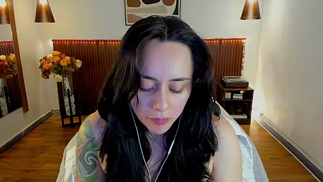 Snapshot of KatherineBond chatting on June 23, 2026, 6:17 pm KatherineBond online show from June 23, 2026, 6:17 pm