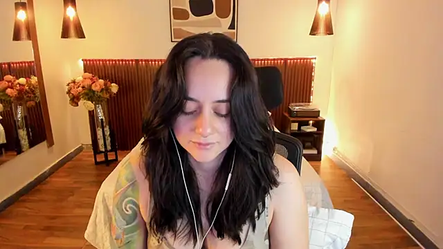 Snapshot of KatherineBond chatting on June 24, 2026, 7:02 pm KatherineBond online show from June 24, 2026, 7:02 pm
