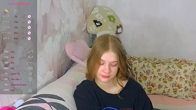 Snapshot of TrissMerigold9 chatting on December 20, 2025, 8:54 am TrissMerigold9 online show from December 20, 2025, 8:54 am