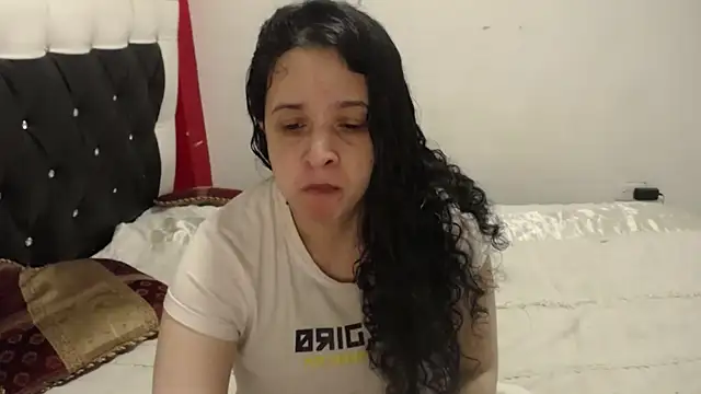 Katty Bones online show from November 5, 2025, 1:33 pm