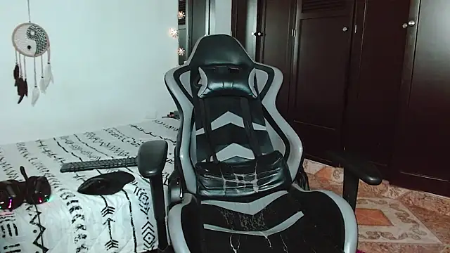 Snapshot of aaron_blug chatting on December 10, 2024, 5:07 am aaron blug online show from December 10, 2024, 5:07 am