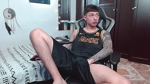 Snapshot of aaron_blug chatting on December 12, 2024, 5:04 pm aaron blug online show from December 12, 2024, 5:04 pm