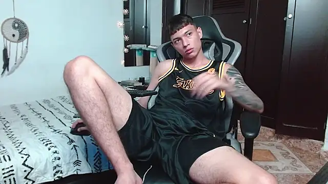 Snapshot of aaron_blug chatting on December 12, 2024, 11:14 pm aaron blug online show from December 12, 2024, 11:14 pm