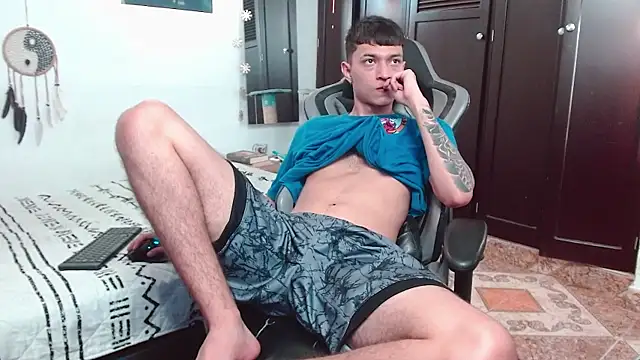 Snapshot of aaron_blug chatting on December 14, 2024, 9:02 pm aaron blug online show from December 14, 2024, 9:02 pm