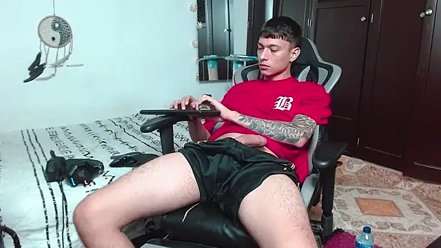 Snapshot of aaron_blug chatting on December 19, 2024, 2:45 am aaron blug online show from December 19, 2024, 2:45 am