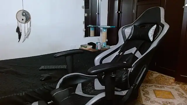 Snapshot of aaron_blug chatting on January 7, 2025, 2:20 am aaron blug online show from January 7, 2025, 2:20 am