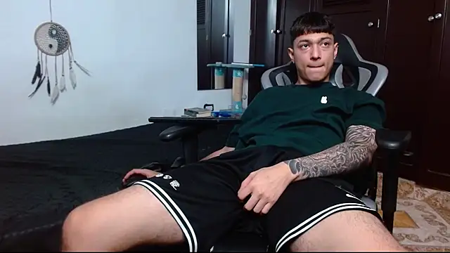 Snapshot of aaron_blug chatting on February 1, 2025, 11:48 pm aaron blug online show from February 1, 2025, 11:48 pm