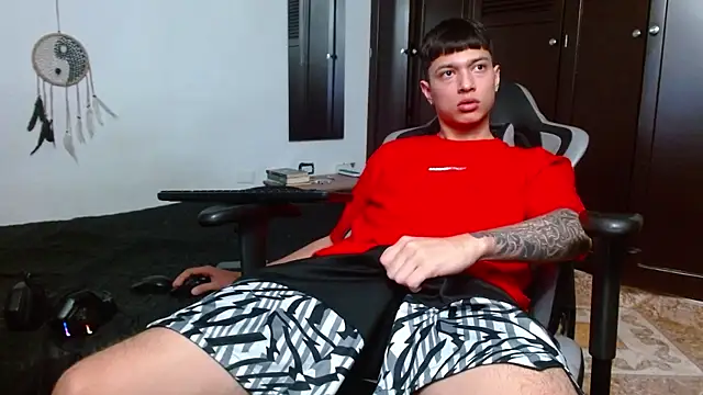 Snapshot of aaron_blug chatting on February 6, 2025, 2:11 am aaron blug online show from February 6, 2025, 2:11 am