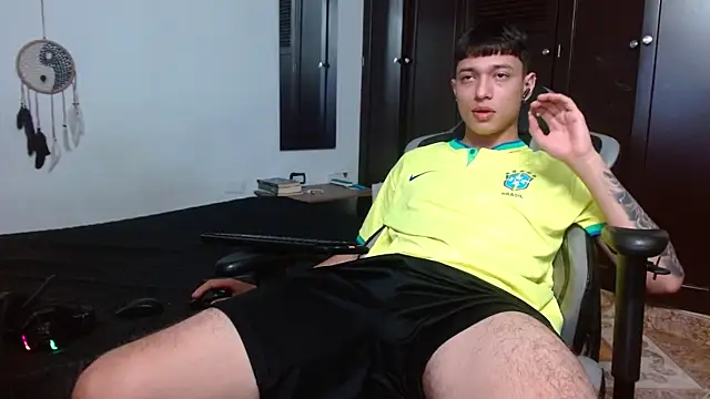 Snapshot of aaron_blug chatting on February 7, 2025, 7:07 am aaron blug online show from February 7, 2025, 7:07 am