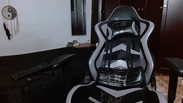 Snapshot of aaron_blug chatting on February 11, 2025, 7:02 am aaron blug online show from February 11, 2025, 7:02 am