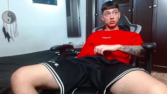 Snapshot of aaron_blug chatting on February 18, 2025, 4:05 pm aaron blug online show from February 18, 2025, 4:05 pm