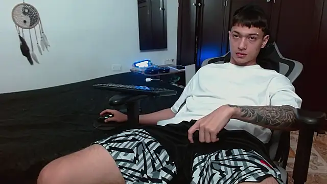 Snapshot of aaron_blug chatting on October 19, 2025, 2:12 am aaron blug online show from October 19, 2025, 2:12 am