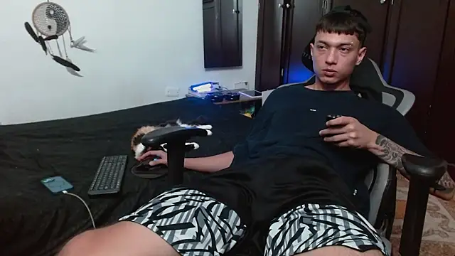 Snapshot of aaron_blug chatting on October 24, 2025, 10:28 pm aaron blug online show from October 24, 2025, 10:28 pm