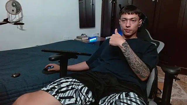 Snapshot of aaron_blug chatting on November 19, 2025, 10:54 pm aaron blug online show from November 19, 2025, 10:54 pm