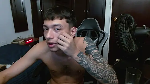 Snapshot of aaron_blug chatting on November 20, 2025, 11:15 pm aaron blug online show from November 20, 2025, 11:15 pm