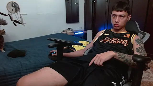 Snapshot of aaron_blug chatting on November 23, 2025, 3:56 pm aaron blug online show from November 23, 2025, 3:56 pm