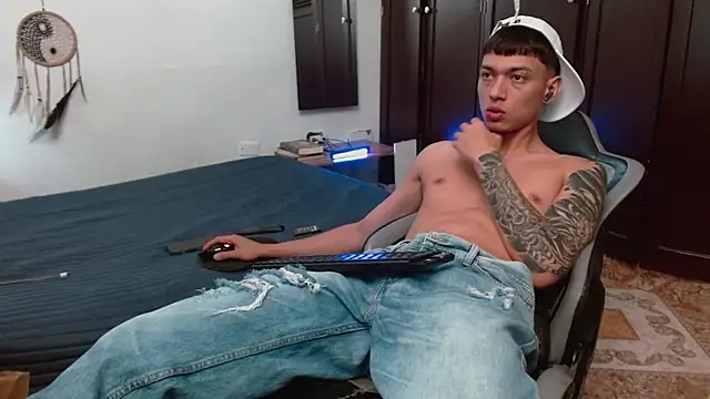 Snapshot of aaron_blug chatting on November 30, 2025, 2:32 pm aaron blug online show from November 30, 2025, 2:32 pm