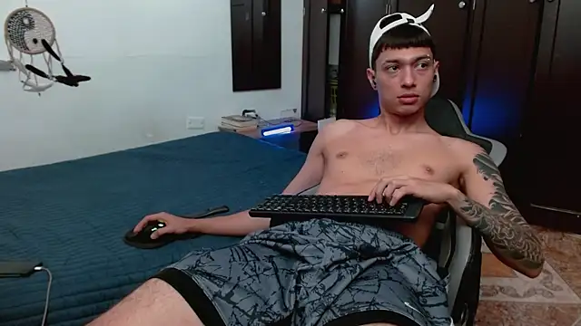 Snapshot of aaron_blug chatting on December 18, 2025, 4:35 pm aaron blug online show from December 18, 2025, 4:35 pm