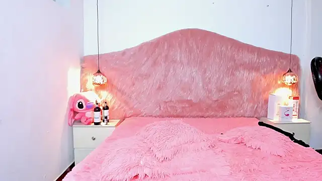 Derek and Skarlet online show from November 28, 2025, 3:04 pm