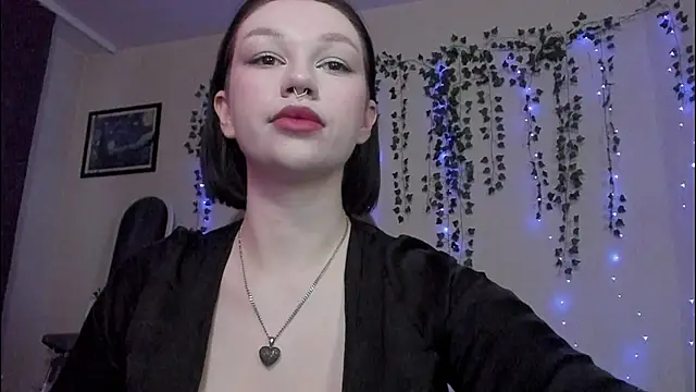 Snapshot of Emmy_m00n chatting on December 3, 2024, 4:14 am Emmy m00n online show from December 3, 2024, 4:14 am