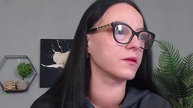 IzabelllNoir online show from May 13, 2026, 5:49 am