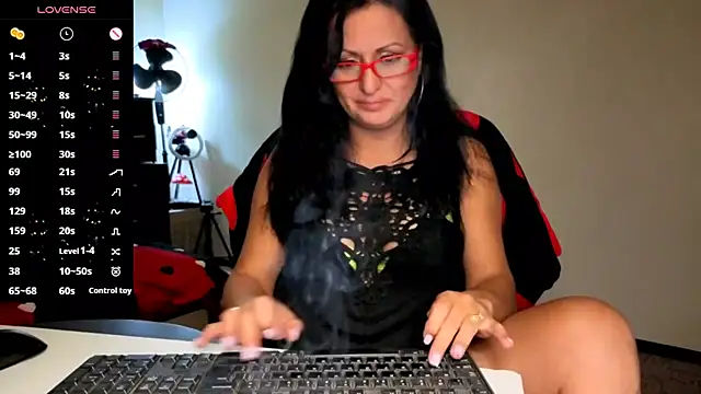 Snapshot of YourDreamLoverr chatting on October 25, 2025, 10:37 pm YourDreamLoverr online show from October 25, 2025, 10:37 pm