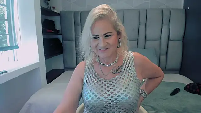 Snapshot of ScarletHoot_ chatting on February 7, 2026, 7:28 pm ScarletHoot online show from February 7, 2026, 7:28 pm
