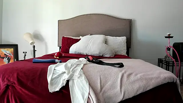 yiauana online show from September 8, 2025, 8:41 pm