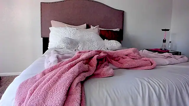 yiauana online show from October 22, 2025, 11:04 pm