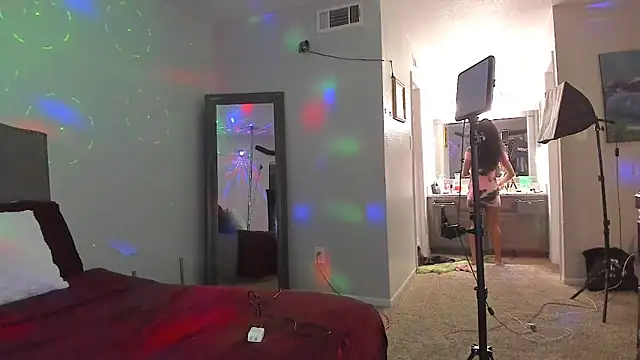 yiauana online show from March 31, 2026, 3:52 am