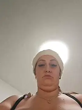 AvaLloyd online show from December 18, 2025, 3:23 am