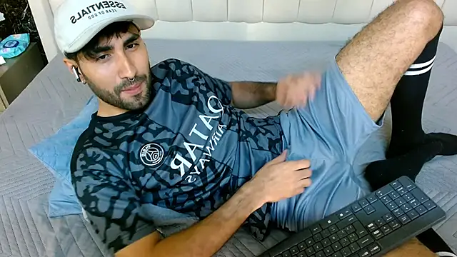 MilanZaire online show from December 15, 2025, 10:58 pm