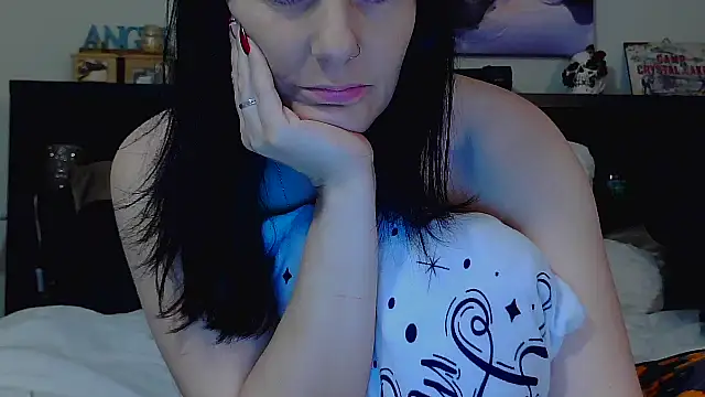 Snapshot of CrystalLakeXO chatting on November 1, 2025, 5:20 am CrystalLakeXO online show from November 1, 2025, 5:20 am