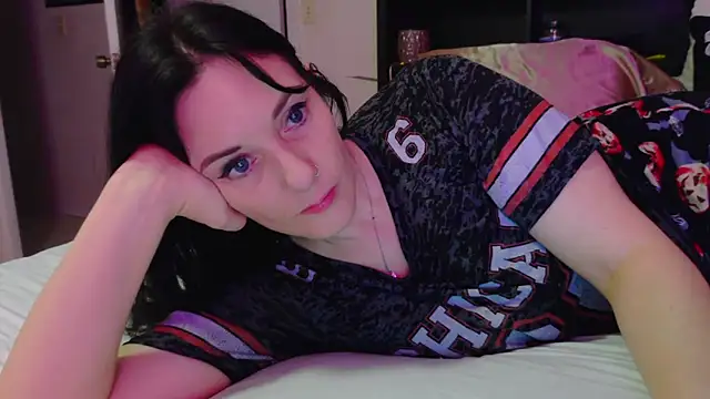 Snapshot of CrystalLakeXO chatting on November 22, 2025, 5:39 am CrystalLakeXO online show from November 22, 2025, 5:39 am