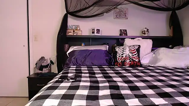 Snapshot of CrystalLakeXO chatting on June 25, 2026, 4:01 am CrystalLakeXO online show from June 25, 2026, 4:01 am