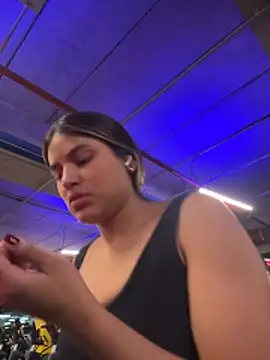 SaraParisi online show from November 7, 2025, 5:24 pm