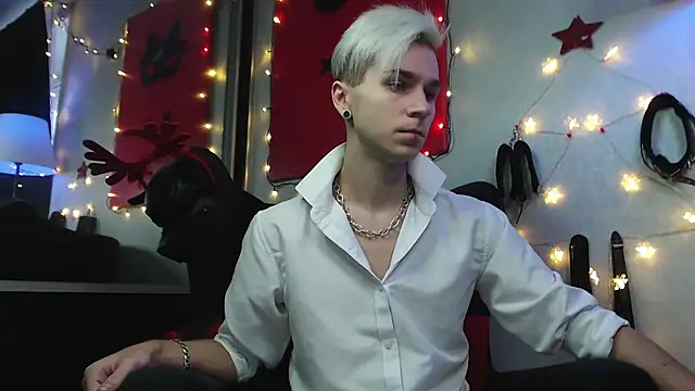 Joseph  Quinn online show from December 24, 2024, 8:22 am