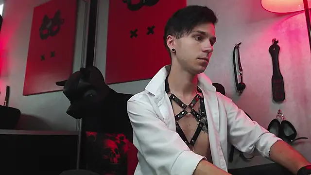 Joseph  Quinn online show from March 1, 2025, 10:55 am