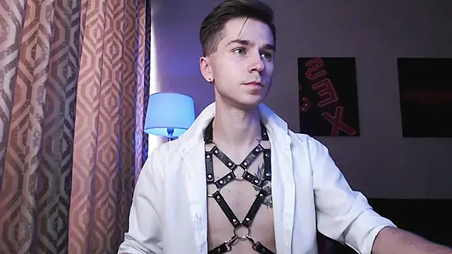 Joseph  Quinn online show from October 22, 2025, 4:02 am