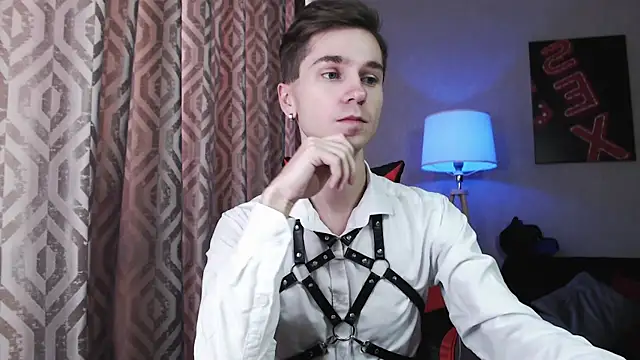 Joseph  Quinn online show from November 7, 2025, 5:29 am