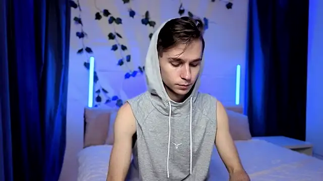 Joseph  Quinn online show from November 27, 2025, 4:09 pm