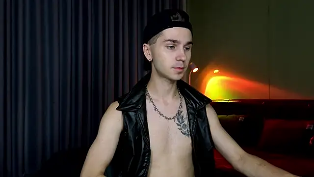 Joseph  Quinn online show from March 16, 2026, 4:07 am