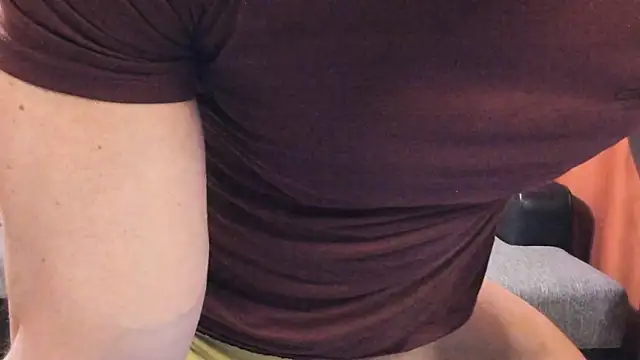 Snapshot of HotHunkTrainer chatting on March 12, 2026, 9:04 am HotHunkTrainer online show from March 12, 2026, 9:04 am