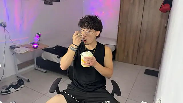 Snapshot of Kisan_Smith chatting on November 11, 2025, 1:49 am Kisan Smith online show from November 11, 2025, 1:49 am