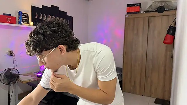 Snapshot of Kisan_Smith chatting on November 24, 2025, 2:00 am Kisan Smith online show from November 24, 2025, 2:00 am